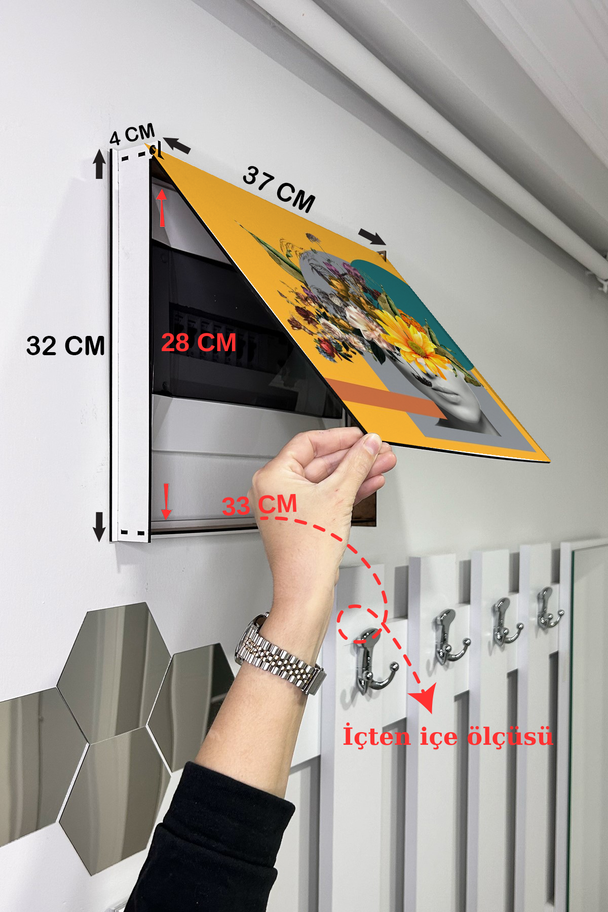 Kafasında Çiçek Temalı Ahşap Sigorta Saklama Kutusu