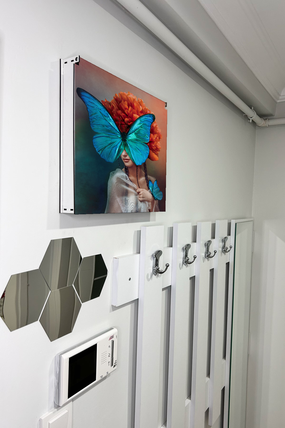 Mavi Kelebekli Sanatsal Kadın Temalı Ahşap Sigorta Saklama Kutusu