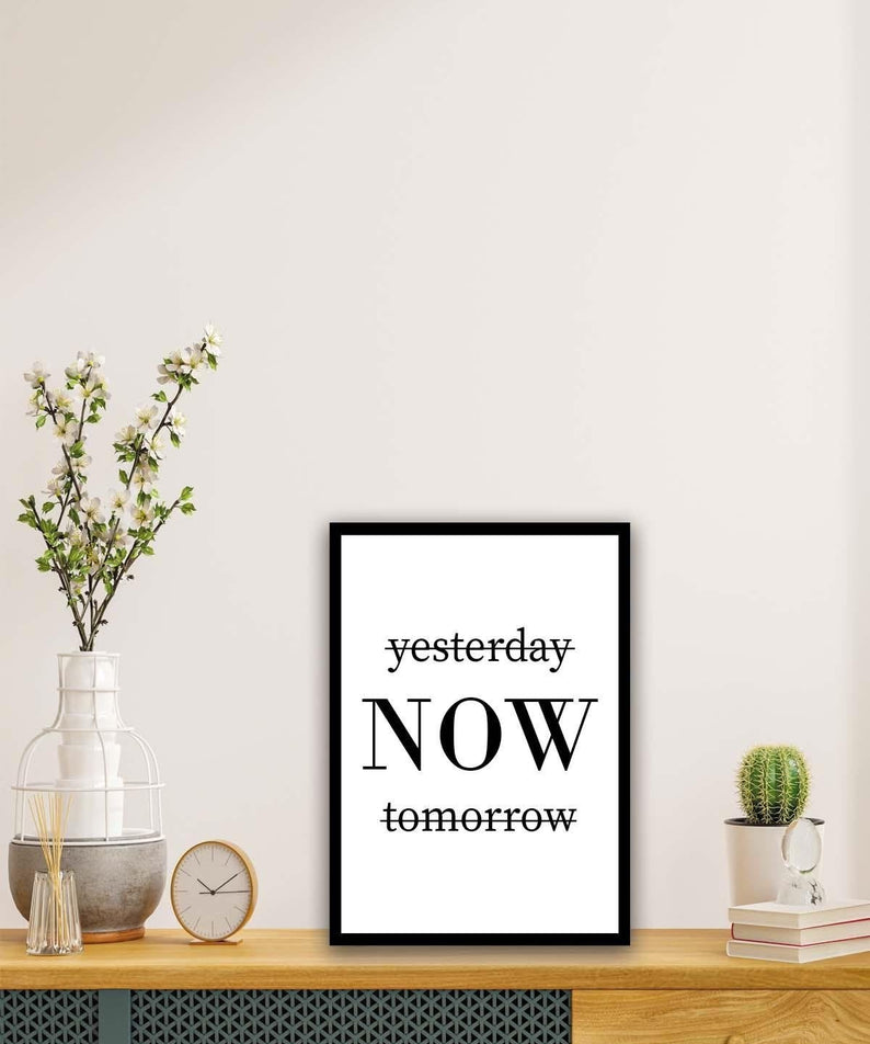 Siyah Çerçeve Görünümlü Now Yazısı