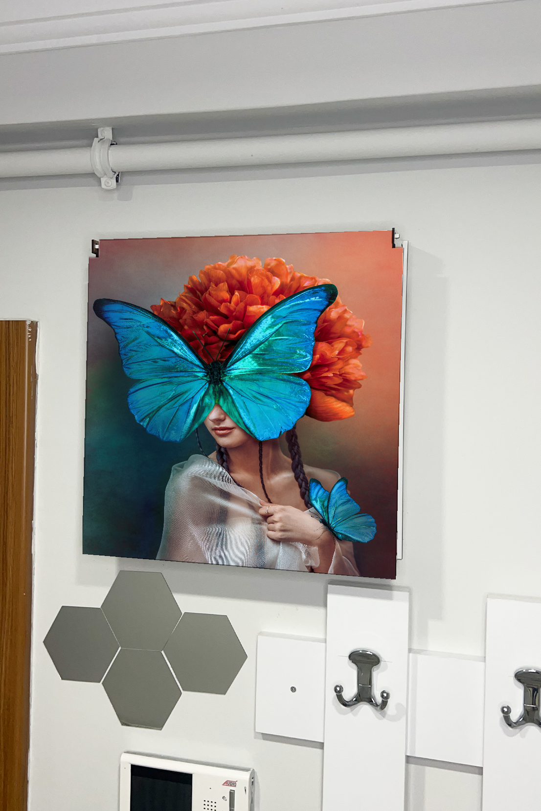 Mavi Kelebekli Sanatsal Kadın Temalı Ahşap Sigorta Saklama Kutusu