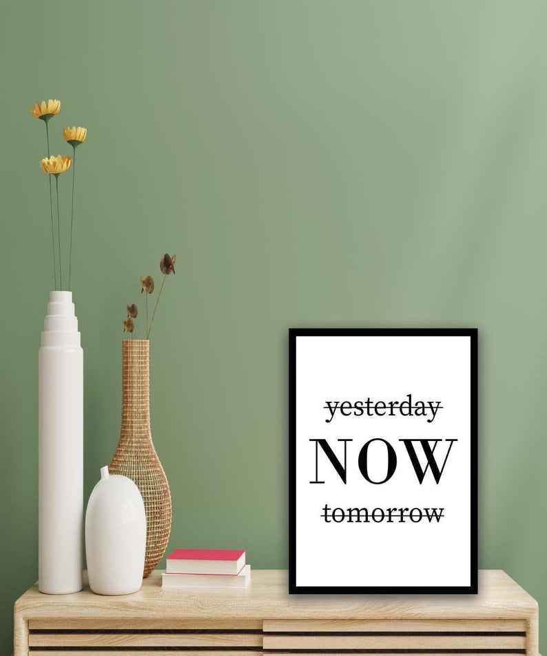 Siyah Çerçeve Görünümlü Now Yazısı