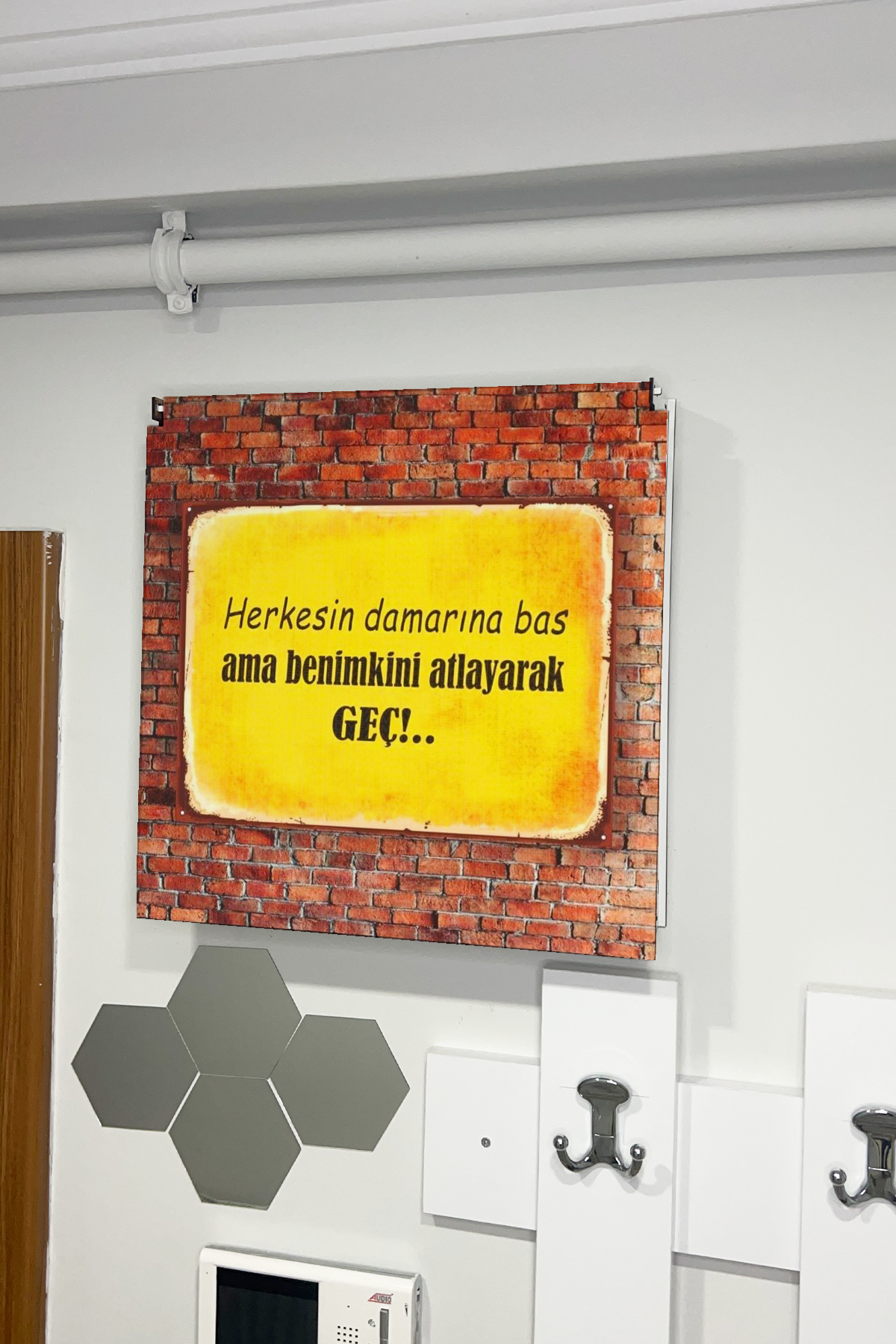 Herkesin Damarına Bas Temalı Ahşap Sigorta Saklama Kutusu