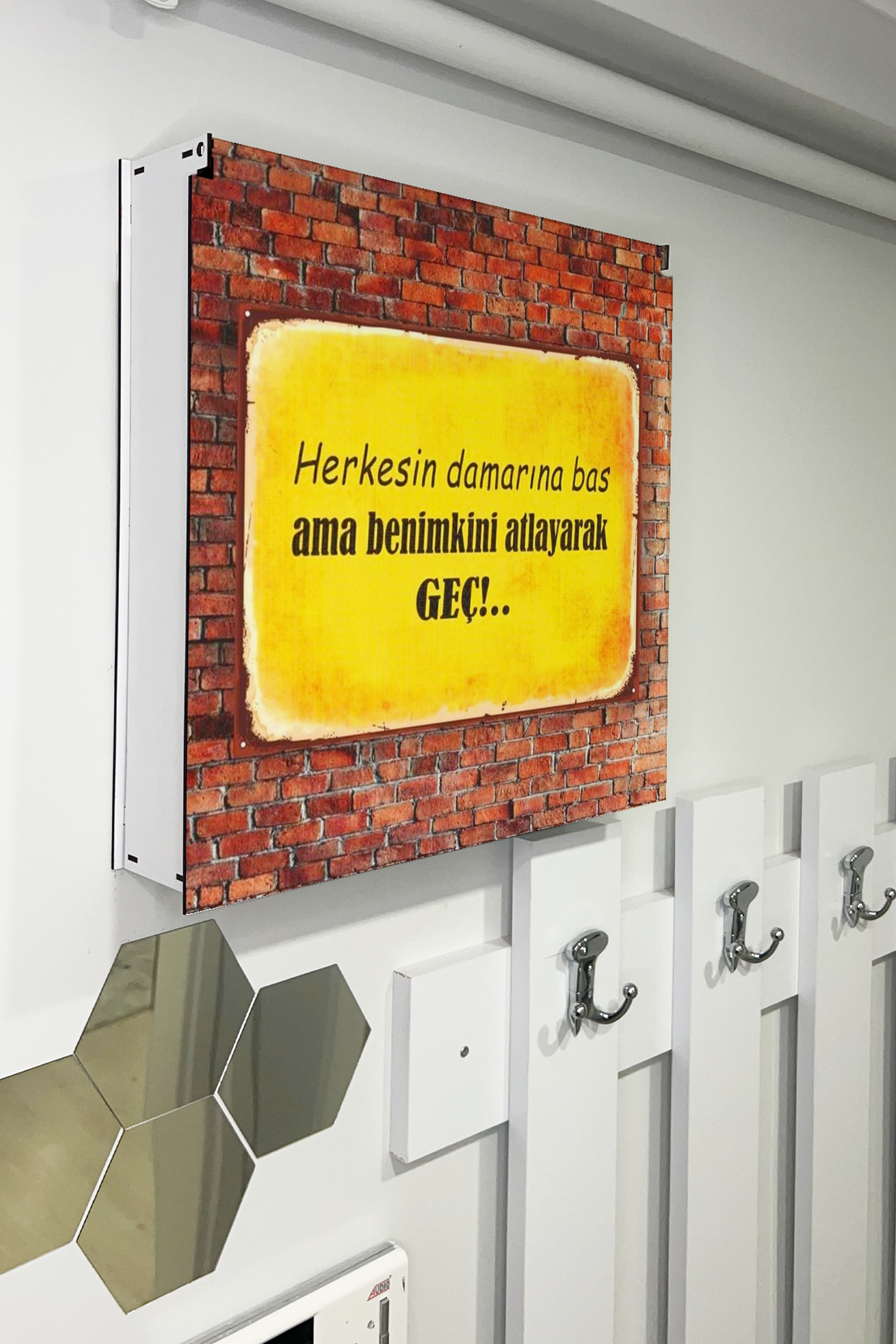 Herkesin Damarına Bas Temalı Ahşap Sigorta Saklama Kutusu