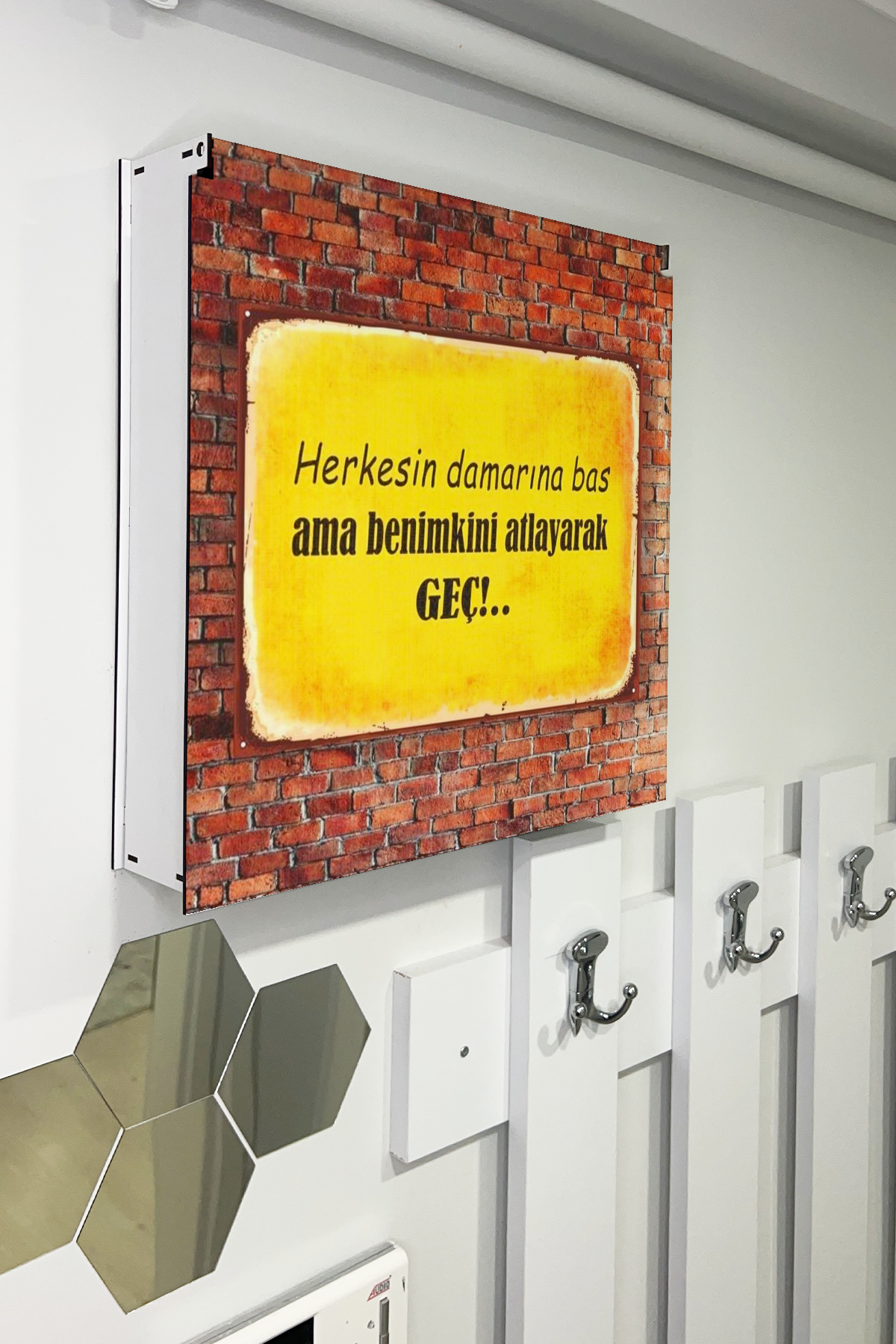 Herkesin Damarına Bas Temalı Ahşap Sigorta Saklama Kutusu