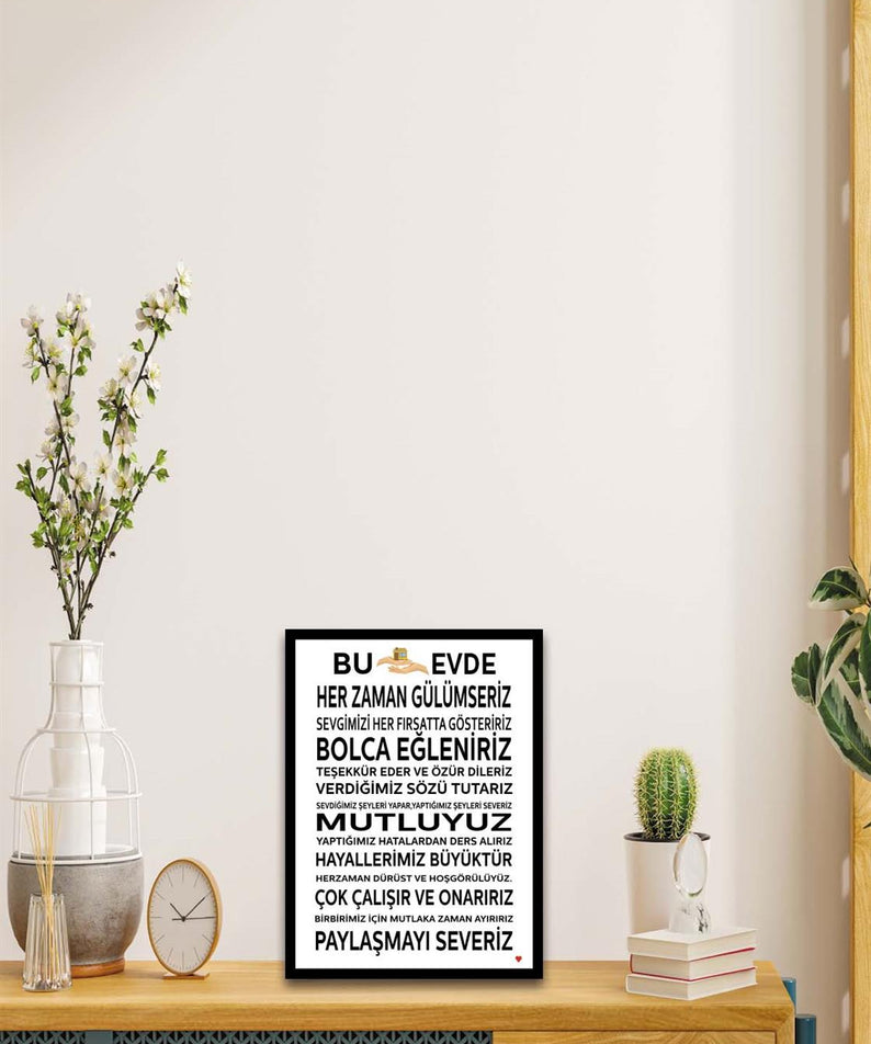 Bu Evde Her Zaman Gülümseriz Yazısı (Siyah çerçeve görünümlü) Uv Baskı Mdf Tablo Seti